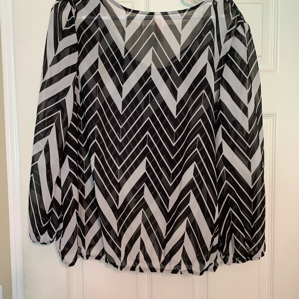 •Chevron Top• - Picture 2 of 2
